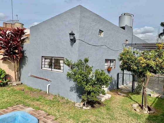 Venta Casa 2 Y 1/2 Amb Pileta Lote Propio Udaondo