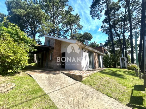 Casa En Venta Punta Colorada, 3 Dormitorios 2 Baños. Construcción Tradicional, Jardín Y Parrillero