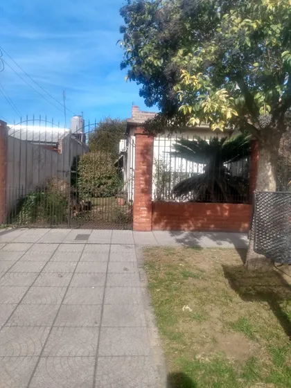 Casa 5 Ambientes Muy Buena Entrada Auto Lotejardín Opc Venta
