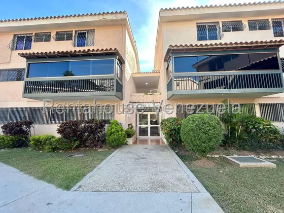 Los Samanes Apartamento Duplex Piso 1  /  25-16068  Hairol Gutierrez 