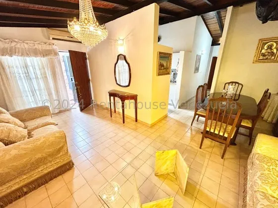 #*25-3468 Amplia, Conservada Y Hermosa Casa En Urbanismo Tranquilo De Cabudare, Espaciosa Sala, Comedor, Cocina Remodelada Recientemente, Adelaida Armeya