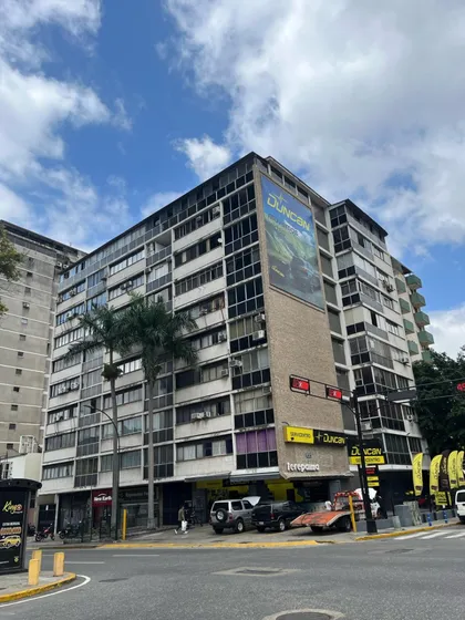 Se Alquila Espacio Para Consultorio U Oficina, 10 Mts Aprox. En Altamira Sur Frente A La Torre Británica.