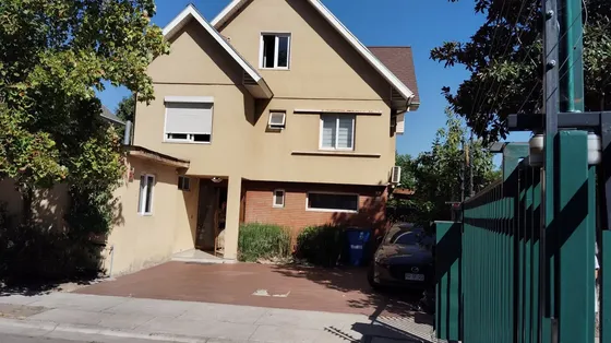Se Arrienda Amplia Casa En Condominio De Peñalolén