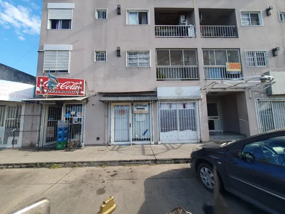 Buen Local Sobre Importante Via De Acceso Sur, Bajo Edificio De 170 Unidades