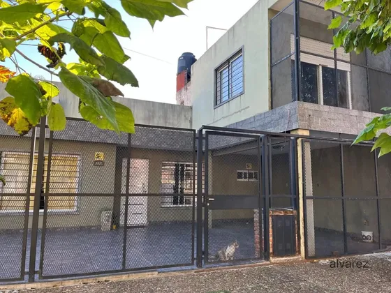 Casa En Venta De 3 Dormitorios C/ Cochera En Castelar