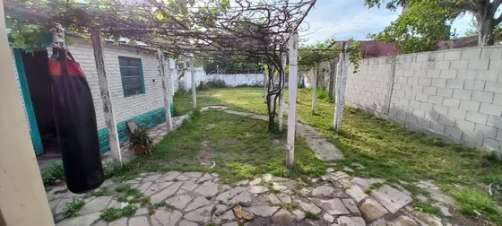 Casa En Venta Con Fondo Y Cochera.