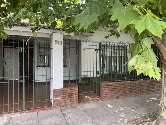Venta De Casa 4 Amb. Con Jardin Y Cochera , Haedo