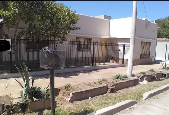 Dos Casas Con Terreno  En Alvear Oeste  