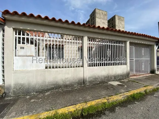 Maribel Morillo Asesor Inmobiliario De Rentahouse Vende De Oportunidad; Casa En Conjunto Privado De Los Cardones; Ideal Para Remodelar; Posee 3 Hab. Y 2 Baños; Este De Barquisimeto Lara