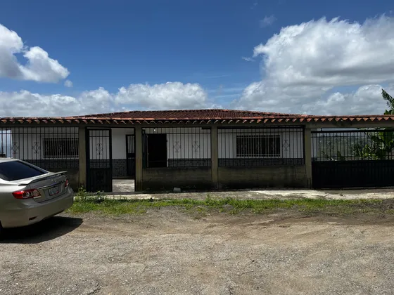 Casa En Venta En El Junquito Km16 Urb. La Peña Yf Rp 26-689
