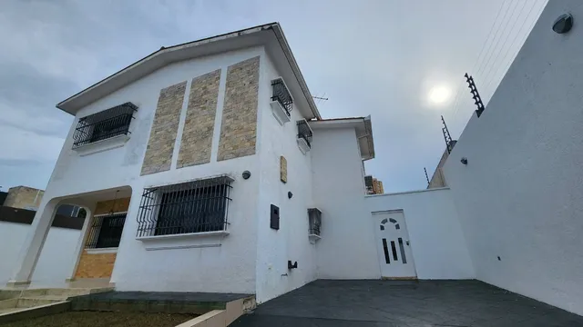 Annic Coronado Vende  Hermosa Casa De Esquina En El Parral, Calle Cerrada  Ref. 243474