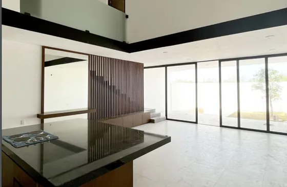 Casa Con Terraza Techada, Alberca, Cochera Para 2 Autos, En 