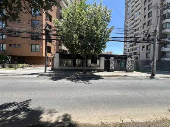 Sitio En Venta En Av. Perú En La Comuna De Recoleta.