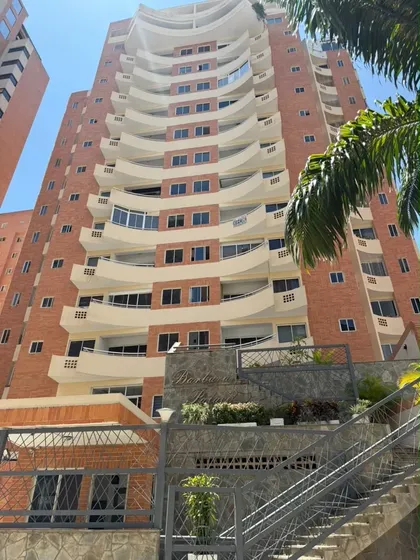 En Venta Exclusivo Penthouse Duplex En La Trigaleña Moderno Con Planta 100% Y Pozo Su Excelente Distribución En 268m2. Rg. Dos Hermosas Terrazas Con Bellísima Vista