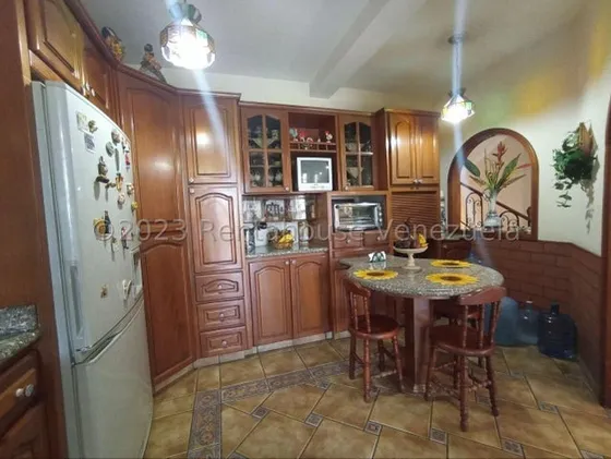 César Bullones Vende Elegante Casa Duplex En Urb Rosaleda, Lara 25-12402