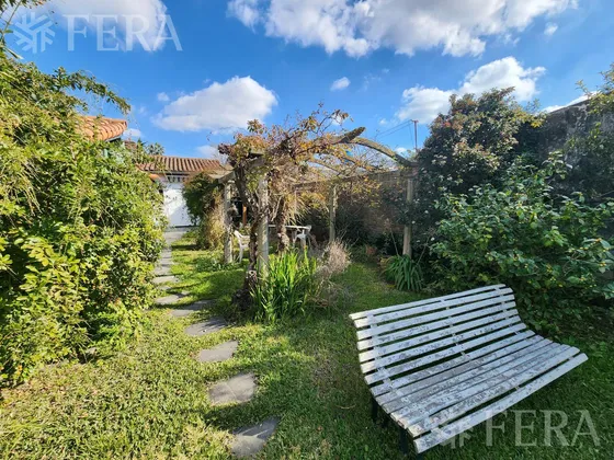 Venta De Casa De 3 Ambientes Con Cochera Y Quincho En  Quilmes Oeste