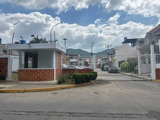 Np Vende Amplia Casa En Los Jarales. Cod 285744