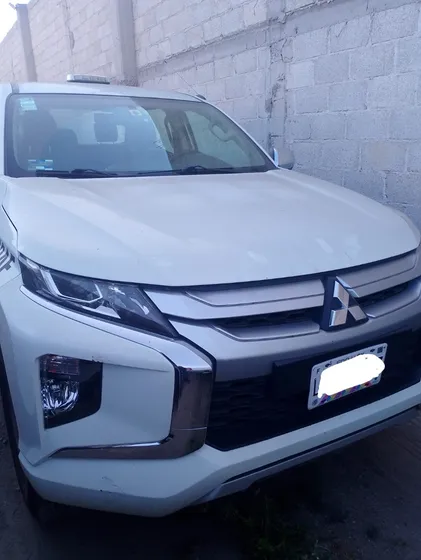 Mitsubishi L200 2.4 Cabina Doble 4x2 Mt