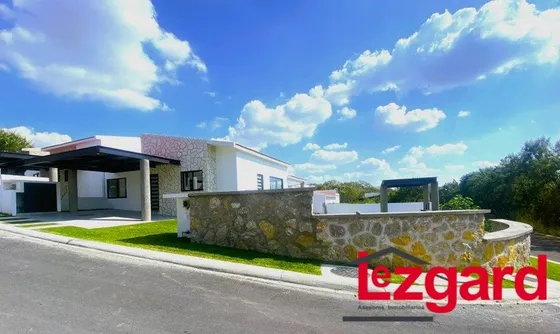 Estrene Bonita Casa De Un Nivel Con Amplio Jardín
