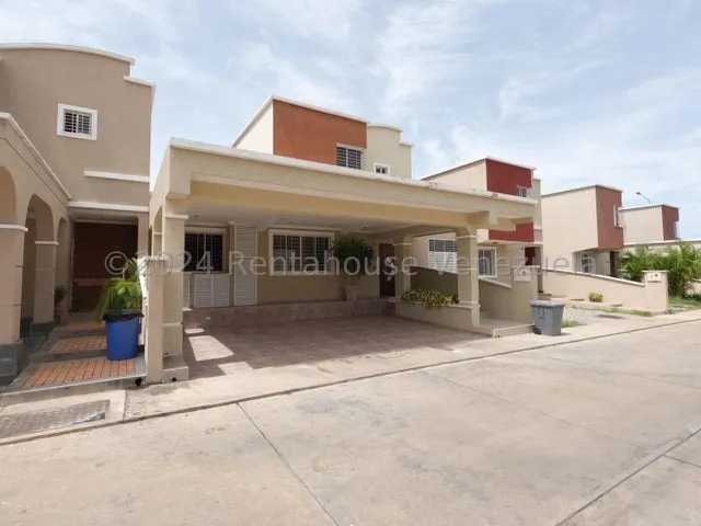 Ana Karina Molleja Vende Moderna Y Semi Amoblada Casa En Ciudad Roca Zona Este Barquisimeto, Lara /akm