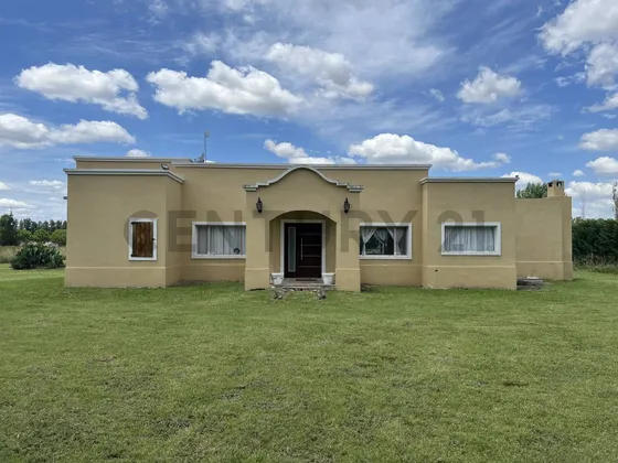 Venta Casa 2 Ambientes Barrio La Cecilia Carlos Keen Quincho Piscina Amplio Parque
