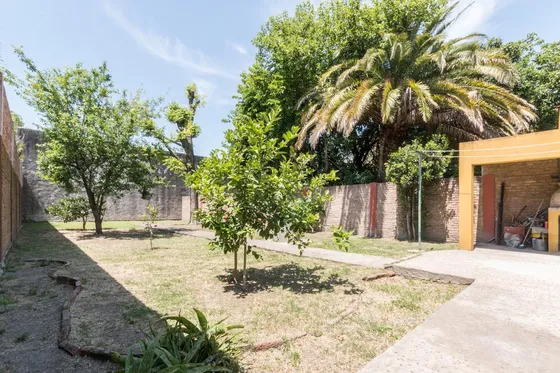 Casa Con Gran Fondo Verde. Excelente Estado!! V. Domínico! Acepta Permuta