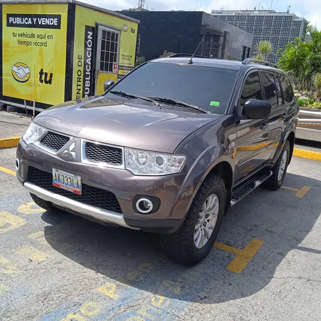 Mitsubishi Montero Sport- Glx