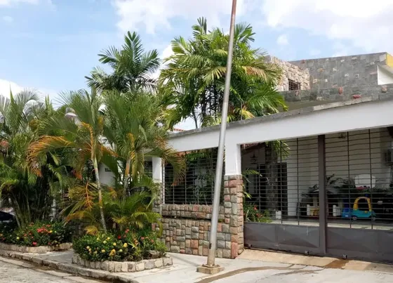 Luis V En Venta Quinta Urbanización Trigal Norte, Av Mañongo M-45-148 Solo Clientes