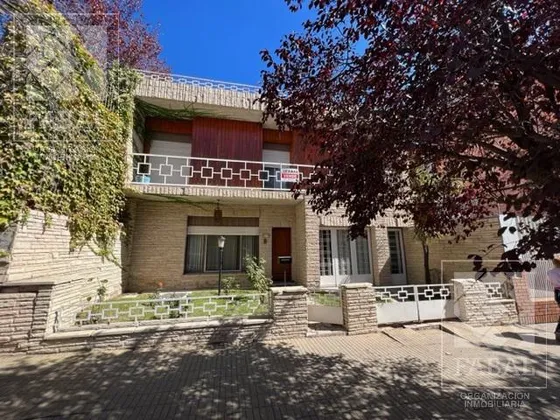 Casa Venta Centro, 4 Dormitorios, 3 Baños, Quincho, Pileta, Cochera Y Patio