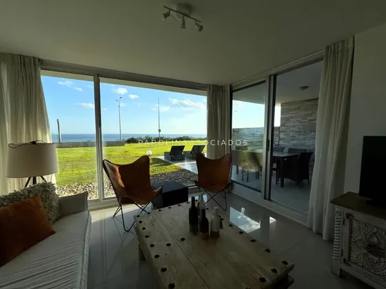 Apartamento En Venta De 2 Dormitorios En Edificio Lumiere, Punta Del Este.