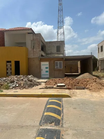 Townhouse En Gris, Villa La Cima Etapa I, Detras Del Hotel El Aladin