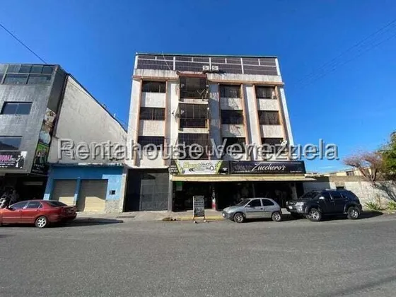 Apartamento Amplio Y Muy Bien Ubicado En Pleno Centro De Barquisimeto. 3 Habitaciones, 2 Baños, 1 Puesto De Estacionamiento. Agua Constante.  Mls #25-14057 Pm