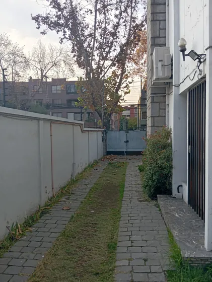 Gran Casa Comercial En El Mejor Sector De Ñuñoa