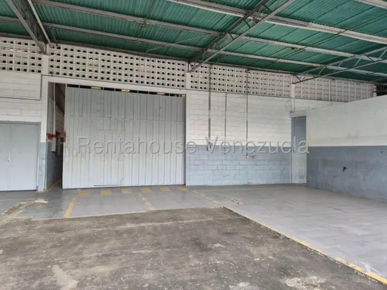Galpón En Alquiler En La Zona Industrial 2 De Barquisimeto. Ideal Para Cualquier Actividad Económica. Oficinas, Cuenta Con Deposito, Baño Para Personal, Buena Iluminación. Mls #25-24196 Pm
