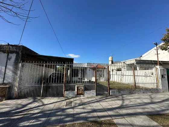 Casa En Venta De 1 Dormitorio C/ Cochera En Lomas De Zamora