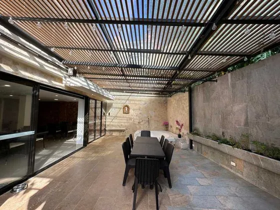 Venta De Casa Con Un Area De 425m2  Poblado Cola Del Zorro