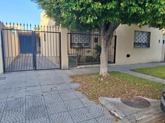 Casa De 3 Ambientes Sobre Lote De 350m2 Cercano Acceso