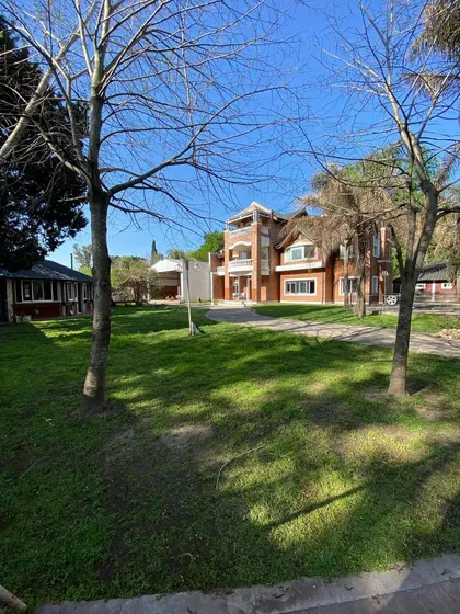 Casa En Venta - 4 Dormitorios 4 Baños - 2.570mts2 - La Reja