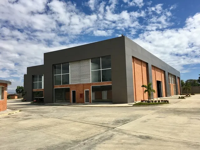 Yosmar Y Fernando Venden Galpones En Zona Industrial El Recreo - Valencia
