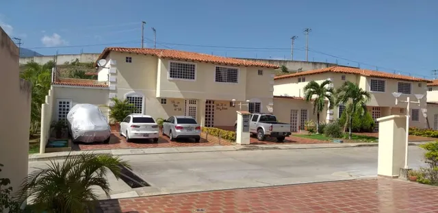Se Vende Townhouse 270m2 4h/4b/4p Guatire 
