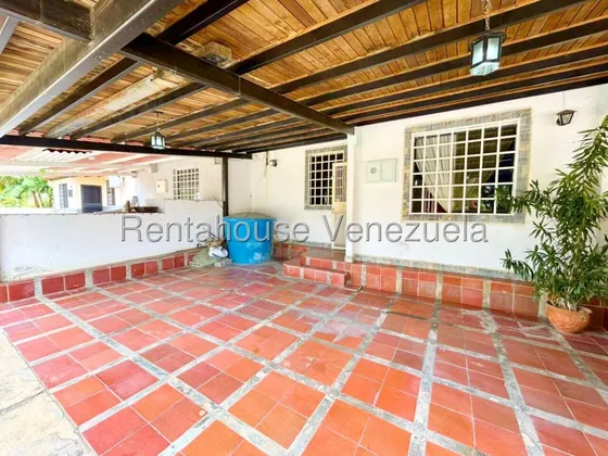 Sorangel Vargas Vende Amplia Y Bella Casa Con Facil Acceso Con Patio, Parrillera Giraluna Cabudare Mls #25-24014