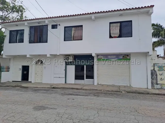 Dennymar, Vende Amplia Casa Comoda Muy Funcional En Zona Del Centro De Barquisimeto Posee 5 Habitaciones 2 Locales Comerciales Anexo Independiente Y Todos Los Servicios Basicos B5a7072                