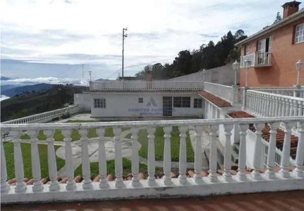 Se Vende Espectacular Quinta En Km 16 Del Junquito