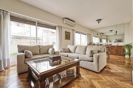 Piso De Cuatro Ambientes Con Cochera En Barrio Norte