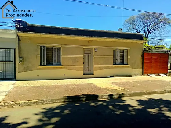 Se Venden Dos Casas, Hermosa Casa Grande Mas Lindo Apartamento En Linda Zona De Barrio Ituzanigó Ambos Con Puerta A La Calle. 097.252.172. Se Alquila Con O Sin Renta. Apta Para Comprar Por Banco.