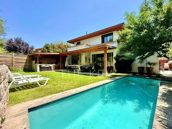 Casa En Venta De 4 Dorm. Sector El Remanso, En Las Condes