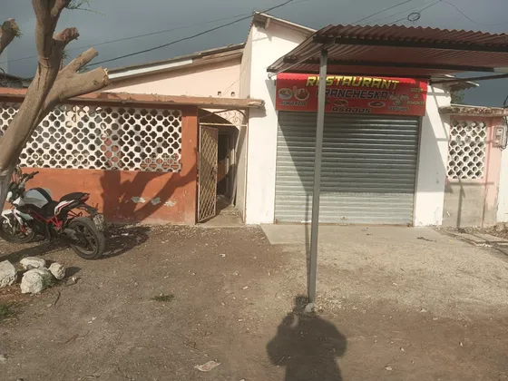Casa Con Local Para Negocio O Garaje 