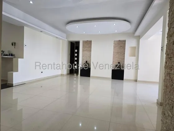 Jg Cod Flex 25-21388 Se Alquila Bello Y Actualizado Apartamento  De 4 Habitaciones En Chacaito El Recreo