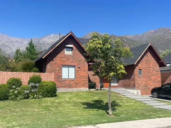 Casa En Venta De 5 Dorm. En Condominio Las Pircas