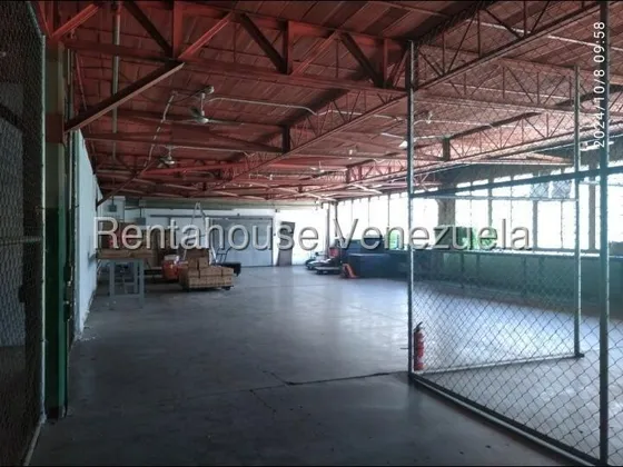 Amplio Local Ubicado En Edificio Industrial  25-9096